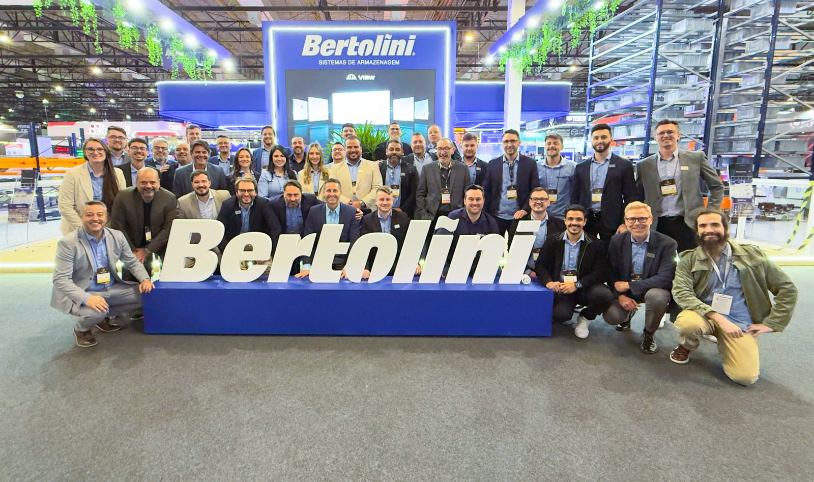 Equipe Bertolini reunida no estande da Intra-Log South America 2026